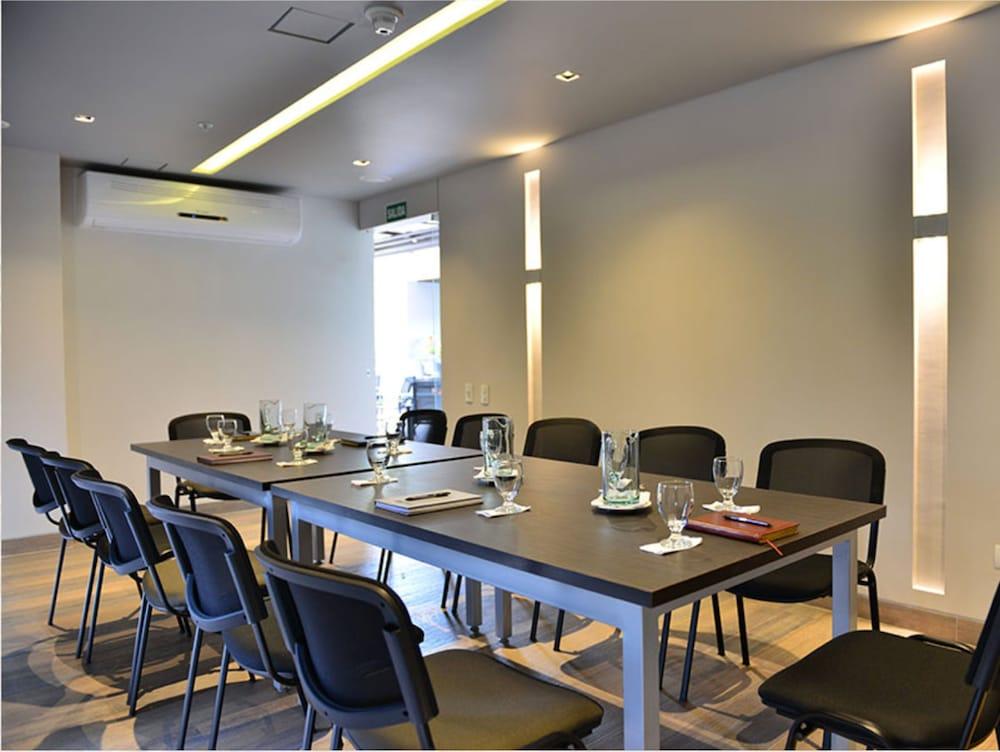 Park V Hotel & Suites Кали Екстериор снимка